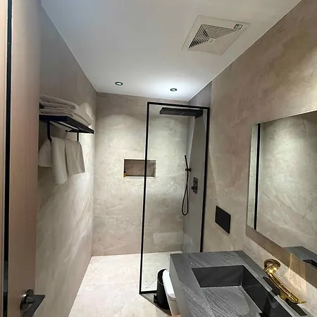 Roden Hotel Golem (Tirana)